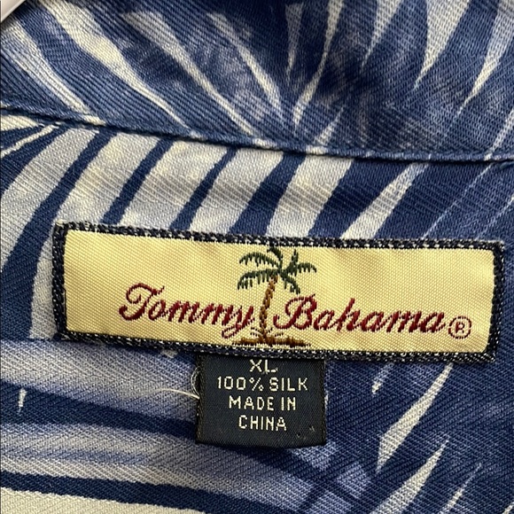 🏝️Men’s TOMMY BAHAMA SILK Blue and White Tropical Print Button Down Shirt.  XL - Picture 2 of 5